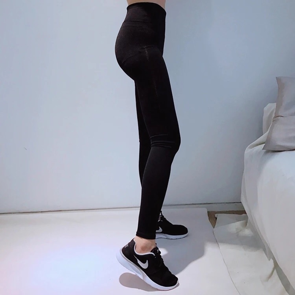 Tight black Yoga leggings with pocket for phone